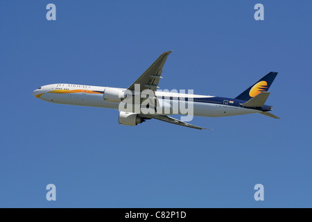 Jet Airways Boeing 777-300ER Airliner gegen einen klaren blauen Himmel abfliegen Stockfoto