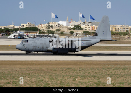 Militärische Luftfahrt. Royal Air Force Hercules C 5 (C-130J) Turboprop Cargo Transport Flugzeug Landung auf der Landebahn in Malta Stockfoto