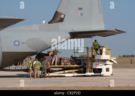 Militärische Logistik. Entladen von Lieferungen von einem Royal Air Force Hercules C5 Verkehrsmittel Flugzeug Stockfoto