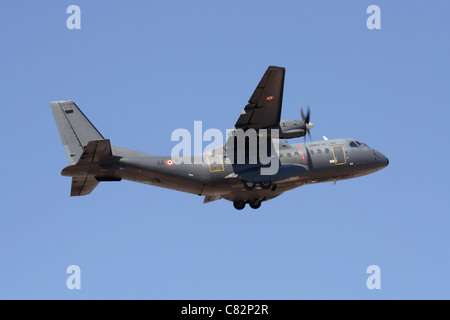 Französische Luftwaffe CASA CN-235 Leichte militärische Transportflugzeug am Start gegen einen klaren blauen Himmel Stockfoto