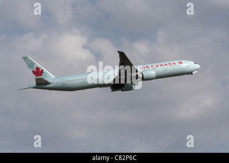 Air Canada Boeing 777-300ER Langstrecke widebody Flugzeug in den Himmel Stockfoto