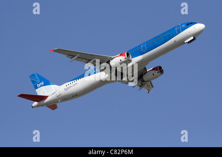 Bmi Airbus A321 Passenger Jet Flugzeug im Flug gegen eine klare blaue Himmel Stockfoto