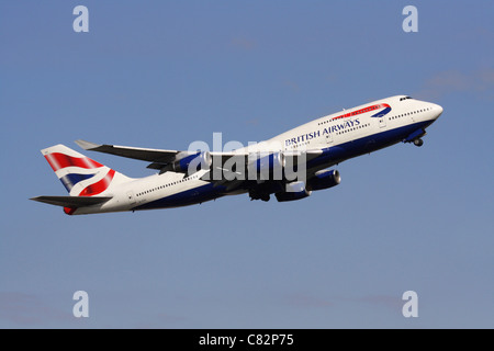 British Airways Boeing 747-400 Jumbo Jet plane Klettern am Start gegen einen klaren blauen Himmel. Von der Seite. Stockfoto