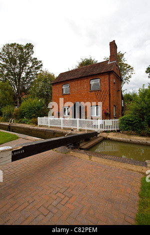 Ein Schleusenwärter Hütte am Oxford-Kanal in der Nähe von Cropredy Oxfordshire UK Stockfoto