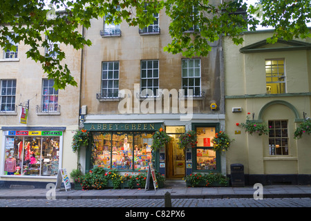 Bad Somerset England UK Fancy Kleidungsgeschäft in Abtei Green Square in dieser historischen Stadt mieten Stockfoto