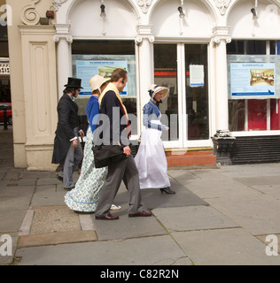 Bad Somerset England UK zwei Frauen und ein Mann in historischen Kostümen in dieser historischen Stadt Stockfoto