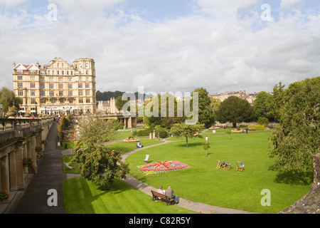 Bad Somerset England UK Menschen machen das Beste aus der Sonne Parade Gärten zum Entspannen Stockfoto