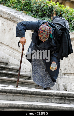 Alte Dame betteln in der Straße, Stadtzentrum von Rom, Rom, Italien. Stockfoto