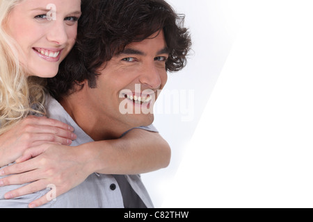 eine Frau, einen Mann umarmen, sind beide lachen Stockfoto