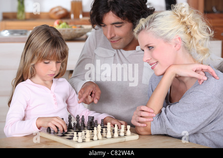 Familie spielt Schach Stockfoto