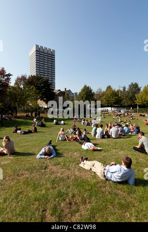 Büroangestellte entspannen Sie ein Mittagessen in der Sonne, Bernie Spanien Gärten, oberen Boden, Southwark, London, England, UK. Stockfoto