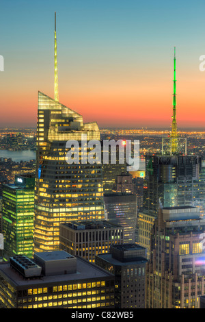 Blick von der Spitze des Felsens einschließlich der Bank of America Tower und Conde Nast Building in der Dämmerung in New York City. Stockfoto