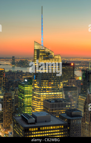 Blick von der Spitze des Felsens, darunter die Bank of America Tower und anderen Wolkenkratzer in Manhattan in der Dämmerung in New York City. Stockfoto