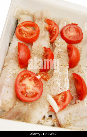 Pollock / Pollack Fischfilets in Schale zum Kochen, in Scheiben geschnittenen Tomaten & Kräuter (Alternative zu Kabeljau) Stockfoto