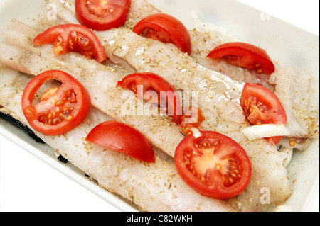 Pollock / Pollack Fischfilets in Schale zum Kochen, in Scheiben geschnittenen Tomaten & Kräuter (Alternative zu Kabeljau) Stockfoto