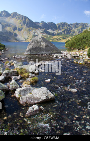 Dampf aus Wielki See im Tal der fünf Seen, Polen Stockfoto