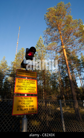 Mehrsprachiges Schild (Finnisch, Schwedisch) Warnung vor Durchbruch und Eisfall im Radio-und tv-Mast-Bereich, Finnland Stockfoto