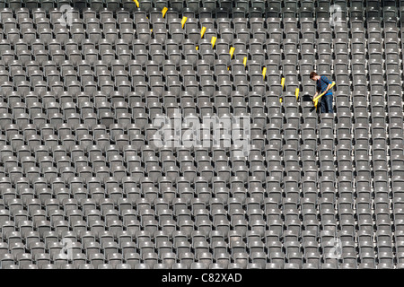 Am Vorabend des Eröffnungsspiels der FIFA Frauen-Weltmeisterschaft 2011 platziert ein Arbeiter gelbe Plakate an den vorgesehenen Sitzplätzen im Olympiastadion. Stockfoto