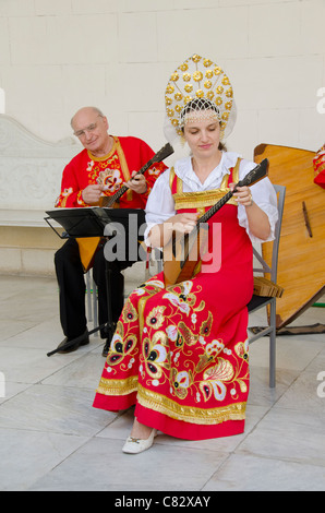 Ukraine, Jalta, Livadia-Palast. Ukrainische Folklore-Show mit traditionellen Kostümen spielt Balalaika. Stockfoto