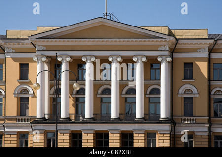 Kolonnade der Hauptgebäude der Universität, Senatsplatz, Helsinki, Finnland Stockfoto