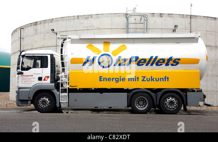 Holzpellets Produktion. Pellets werden aus einem Silo in einen Tankwagen gefüllt. Der LKW liefert, die Holz-Pellets, private ho Stockfoto