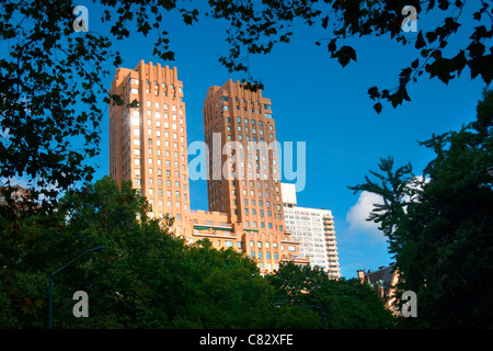 Wohnungen neben dem Dakota-Gebäude. Blick vom Central Park in Manhattan (New York City). Stockfoto