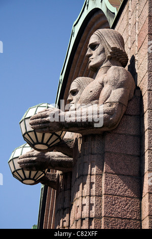 Statuen auf Helsinki Central Railway Station Helsinki Finnland Stockfoto