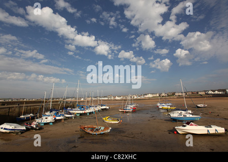 Stadt von Elie, Schottland. Malerische Aussicht von Elie Hafen bei Ebbe. Stockfoto