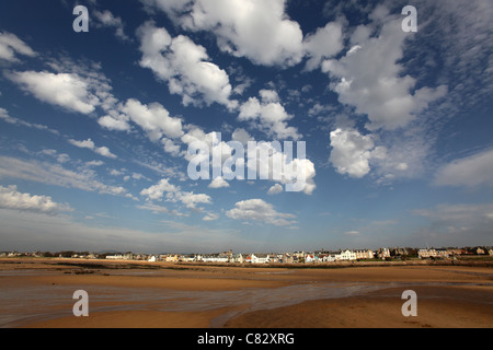 Stadt von Elie, Schottland. Malerische Aussicht von Elie Strand bei Ebbe. Stockfoto