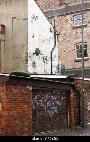 Graffiti am Garagentor, Liverpool Stockfoto