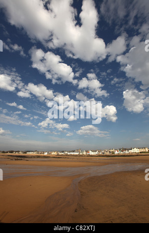 Stadt von Elie, Schottland. Malerische Aussicht von Elie Strand bei Ebbe. Stockfoto