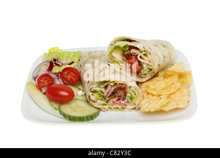 Speck, Salat und Tomate gefüllt Brot Wickel auf einem Teller mit Kartoffelchips und Salat Beilage isoliert gegen weiß Stockfoto