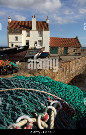 Dorf von Pittenweem, Schottland. Malerische Aussicht auf ein Haus in Pittenweem Harbour mit Fanggeräten im Vordergrund. Stockfoto
