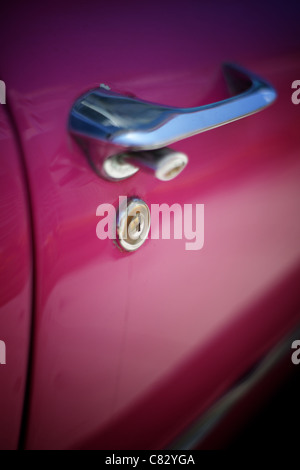 Detail der Türgriff auf einem rosa cadilac Stockfoto