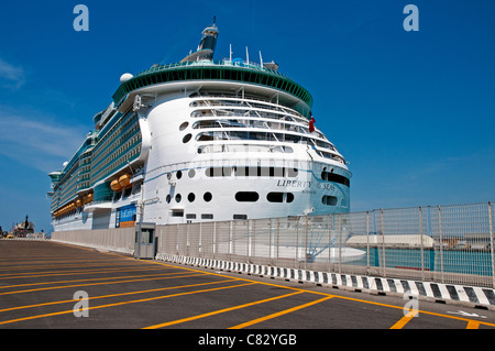 Die riesige Luxus-Kreuzfahrtschiff, Liberty of the Seas vertäut in der "Port of Rome", Civitavecchia, Italien Stockfoto