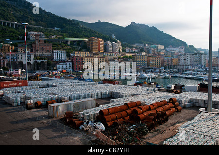 Eine Sendung von gerollten Streifen und Aluminium Stahlbarren ruht auf den Hafen der Hafen von Rom, Civitavecchia, Italien Stockfoto