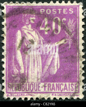 Frankreich - 1933: Eine Briefmarke gedruckt in Frankreich, zeigt eine Allegorie des Friedens mit Olivenzweig Stockfoto