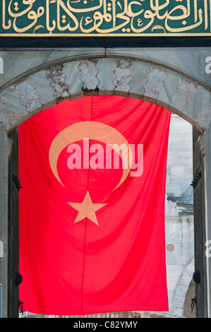 Eine große türkische Fahne hängen an der blauen Moschee in Istanbul. Stockfoto