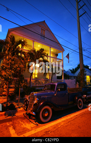 Klassiker der 1950er Jahre Pick-up LKW vor viktorianischen Haus in Key West, Florida, USA Stockfoto