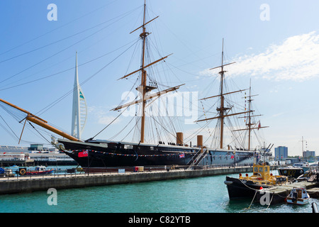 HMS Warrior (erste Eisen-geschältes Dampf/Segel-Kriegsschiff-from1860) mit Spinnaker Tower hinter Portsmouth Historic Dockyard, UK Stockfoto