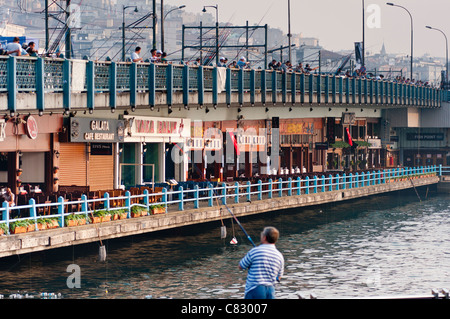 Lokale Männer angeln auf der Galata Brücke in Istanbul, Türkei - Anschließen Eminönü und Beyoglu. Die Brücke wurde 1992 erbaut. Stockfoto