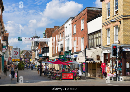 Café und Geschäfte auf der High Street in Salisbury, Wiltshire, England, UK Stockfoto