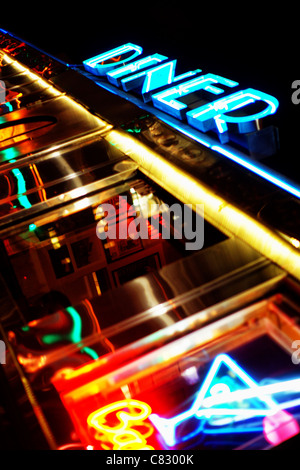 Neon-Licht von einem klassischen 50er Jahre Diner in Miami Beach, Florida, USA Stockfoto