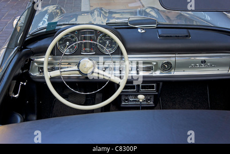 Mercedes 300SL sportliches Cabriolet in Monaco, eines der größten Sportwagen aller Zeiten. Stockfoto