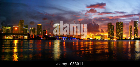 Panoramafoto von Miami Skyline bei Sonnenuntergang Stockfoto