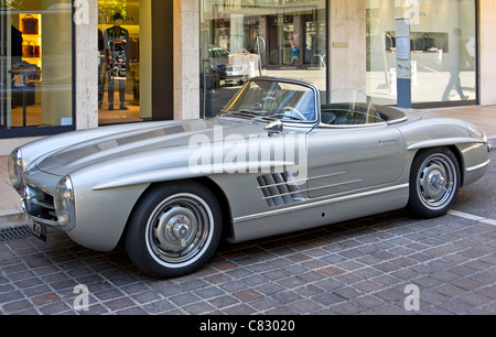 Mercedes 300SL sportliches Cabriolet in Monaco, eines der größten Sportwagen aller Zeiten. Stockfoto