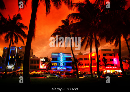 Art-Deco-Hotels mit Neonröhren in Miami Beach bei Sonnenuntergang Stockfoto