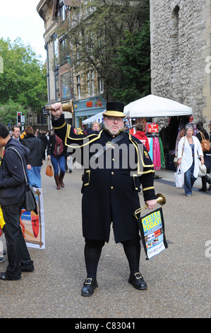 Alan Myatt Town Crier Toastmaster und thematische Charakterdarsteller in Oxford Stadtzentrum Stockfoto