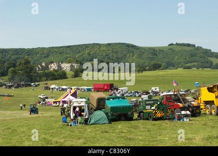 Besucher genießen die Sommersonne bei der Wiston Park Steam Rally in West Sussex. Stockfoto