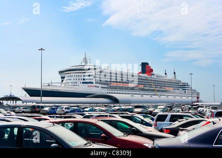 Das Kreuzfahrtschiff Queen Mary 2 betrachtet über einen Parkplatz am Ocean Terminal, Southampton Docks, Southampton, Hampshire, England, UK Stockfoto